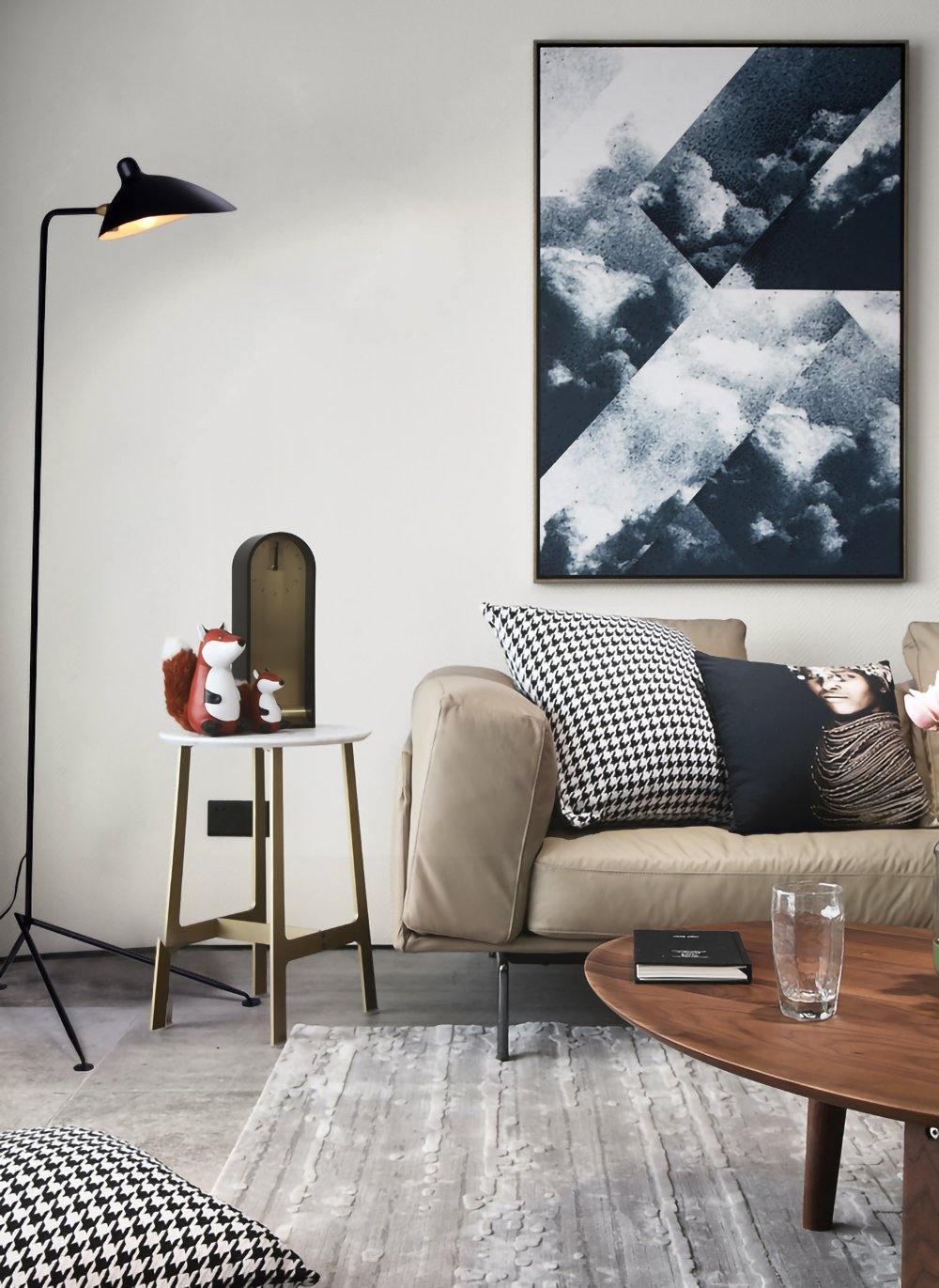 "Stilren svart gulvlampe med skulpturelle linjer og tre justerbare armer, ideell for moderne interiørdesign."