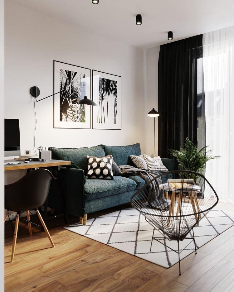 "Stilren svart gulvlampe med skulpturelle linjer og tre justerbare armer, ideell for moderne interiørdesign."