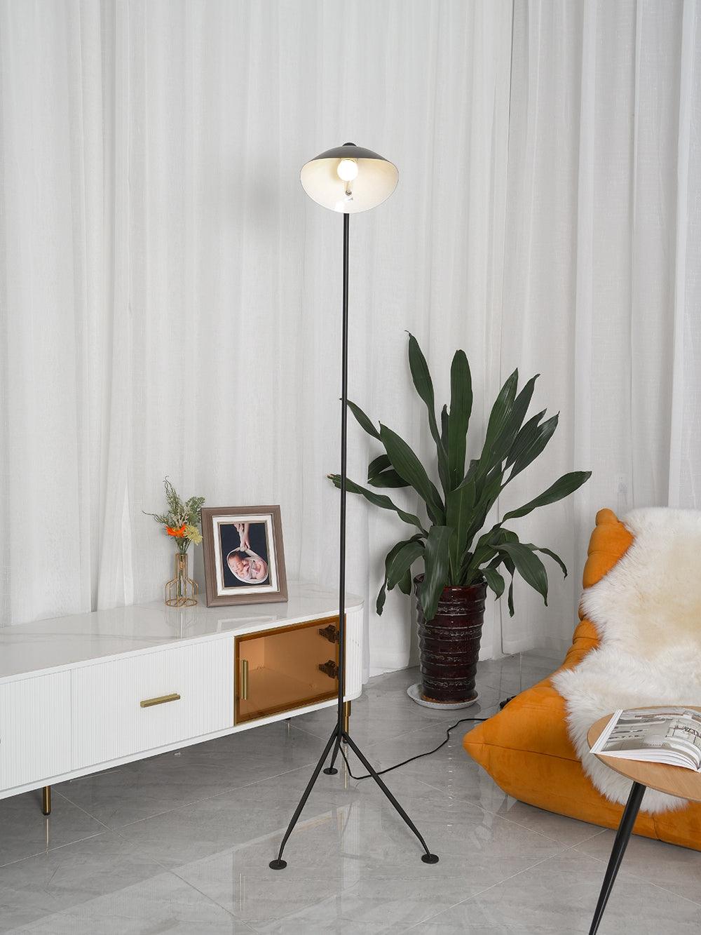 "Stilren svart gulvlampe med skulpturelle linjer og tre justerbare armer, ideell for moderne interiørdesign."