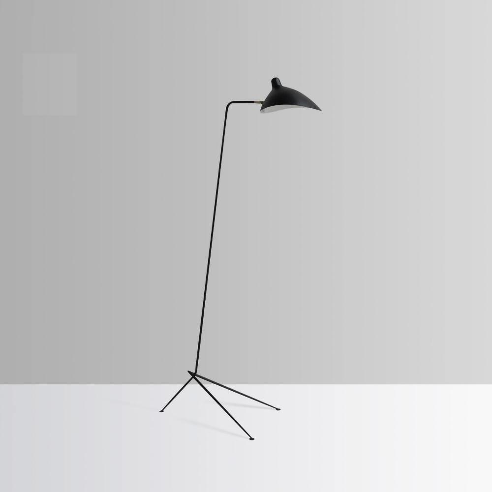 "Stilren svart gulvlampe med skulpturelle linjer og tre justerbare armer, ideell for moderne interiørdesign."