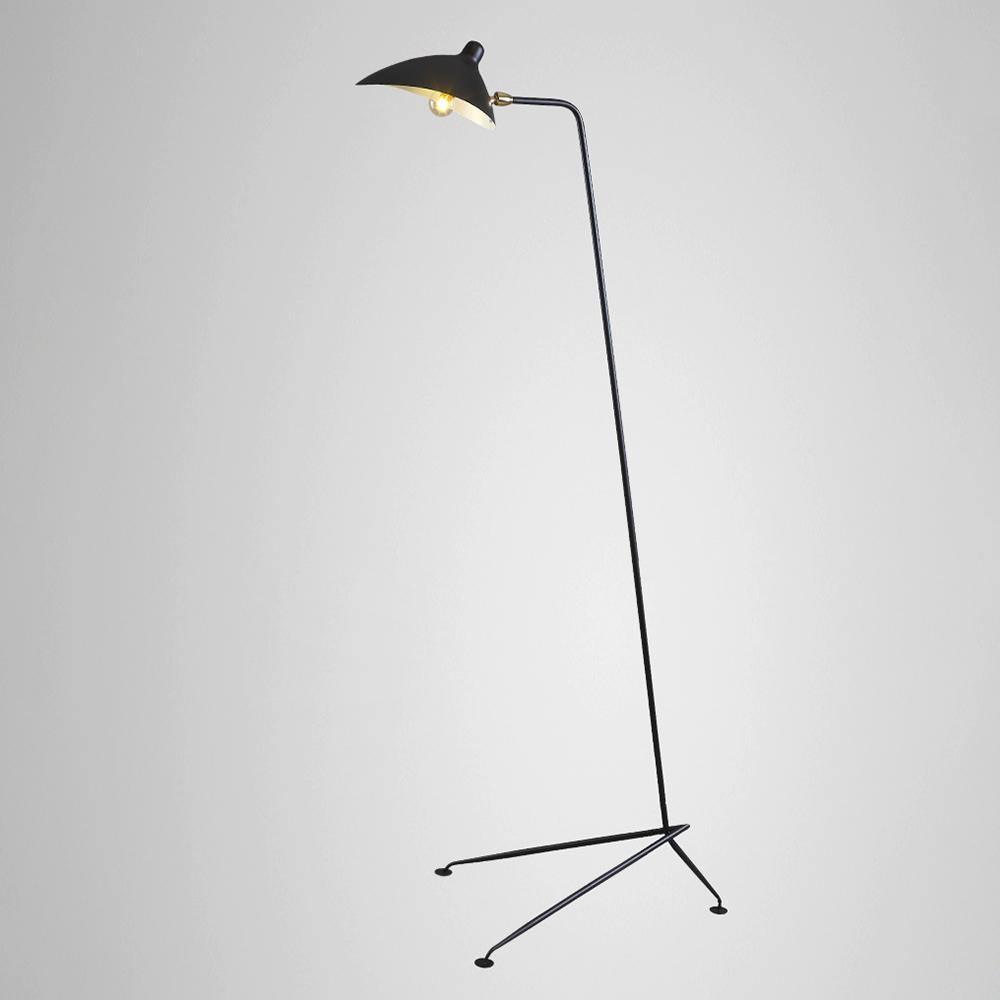 "Stilren svart gulvlampe med skulpturelle linjer og tre justerbare armer, ideell for moderne interiørdesign."