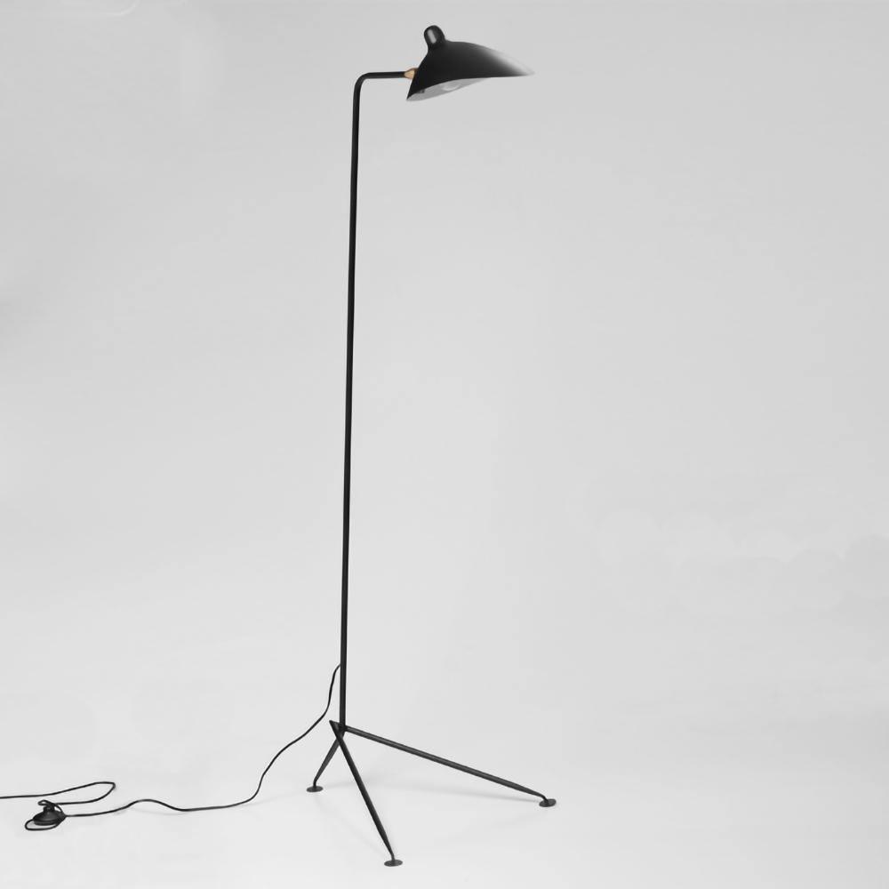 "Stilren svart gulvlampe med skulpturelle linjer og tre justerbare armer, ideell for moderne interiørdesign."