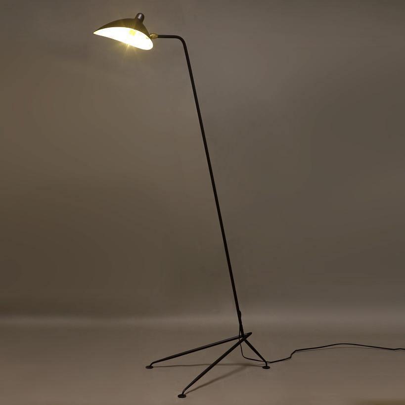 "Stilren svart gulvlampe med skulpturelle linjer og tre justerbare armer, ideell for moderne interiørdesign."