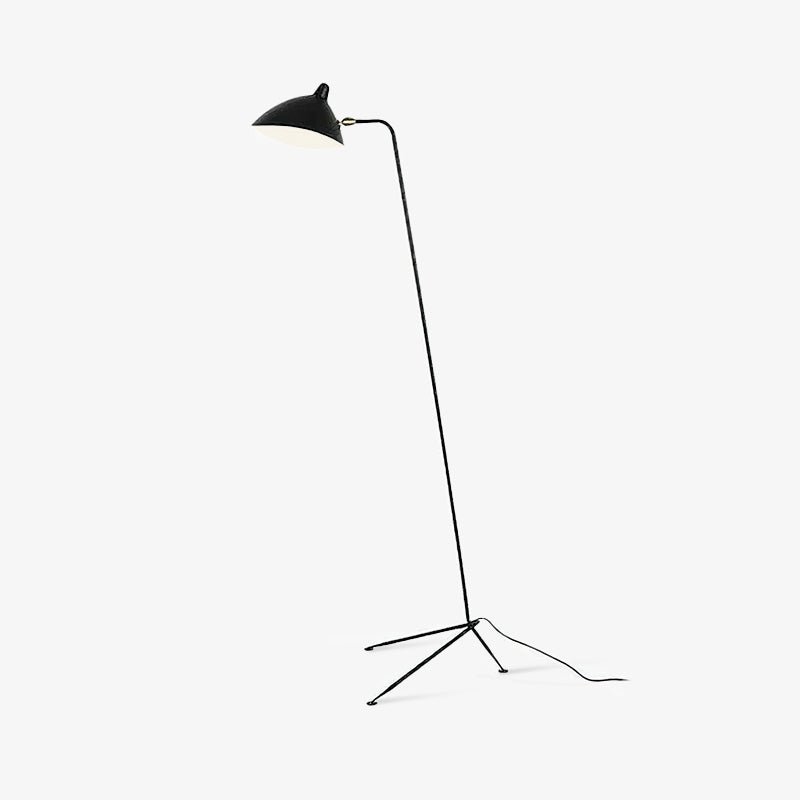 "Stilren svart gulvlampe med skulpturelle linjer og tre justerbare armer, ideell for moderne interiørdesign."