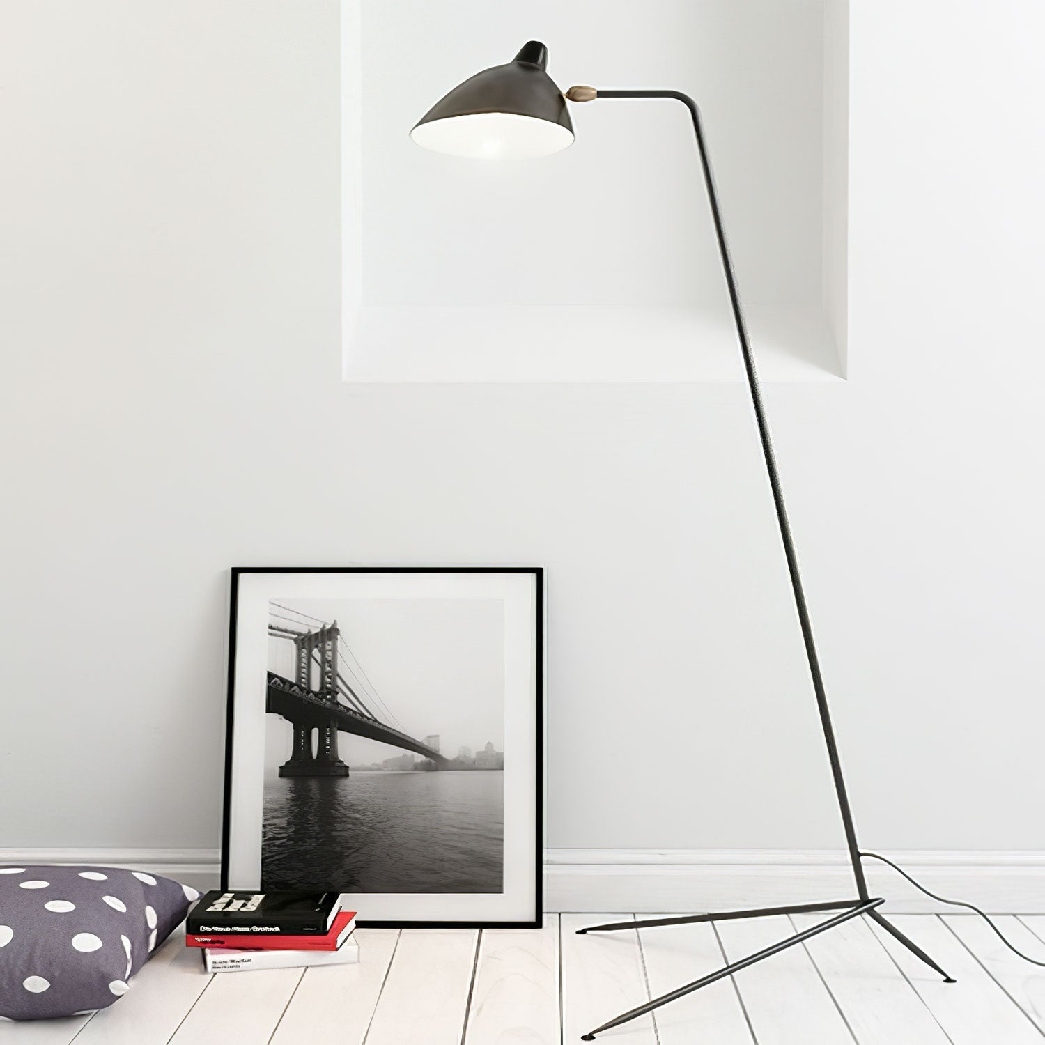 "Stilren svart gulvlampe med skulpturelle linjer og tre justerbare armer, ideell for moderne interiørdesign."