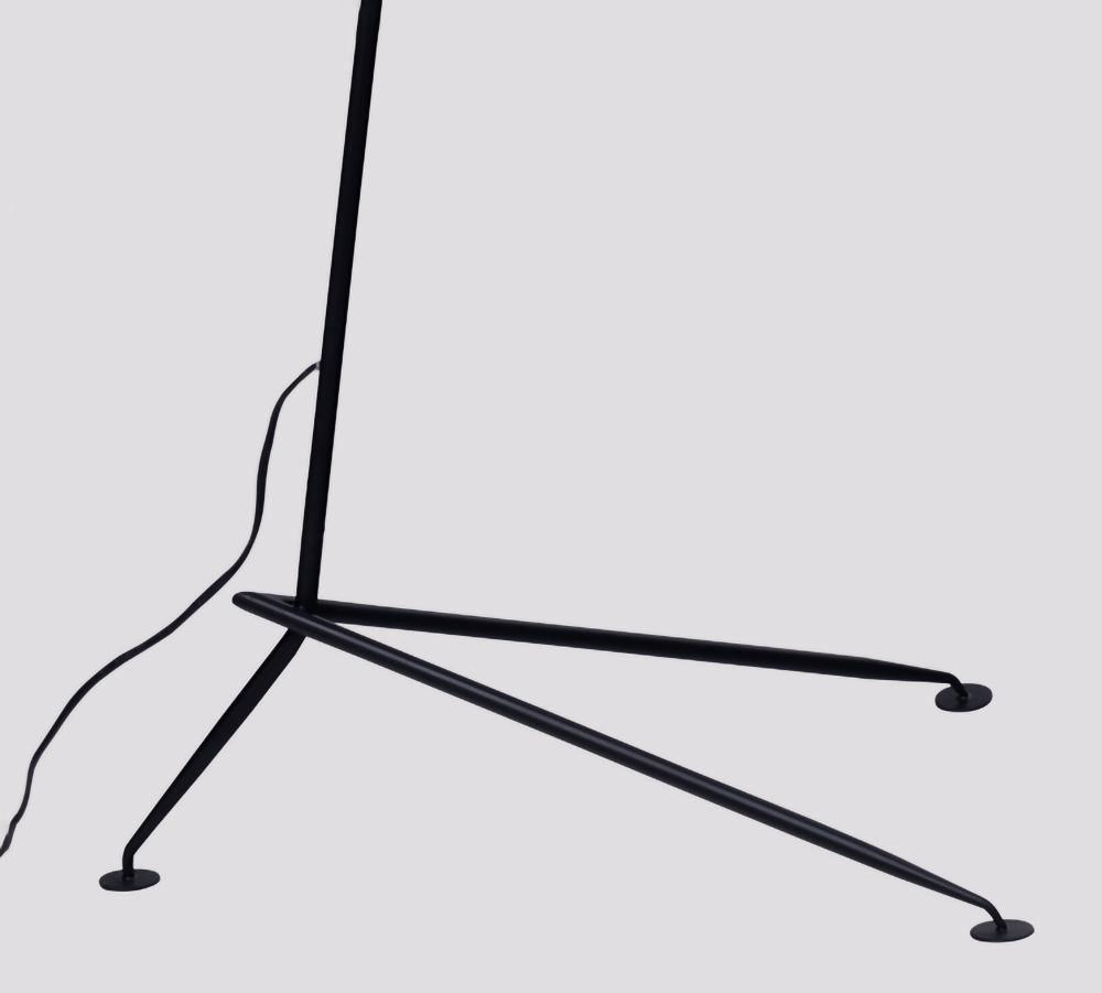 "Stilren svart gulvlampe med skulpturelle linjer og tre justerbare armer, ideell for moderne interiørdesign."