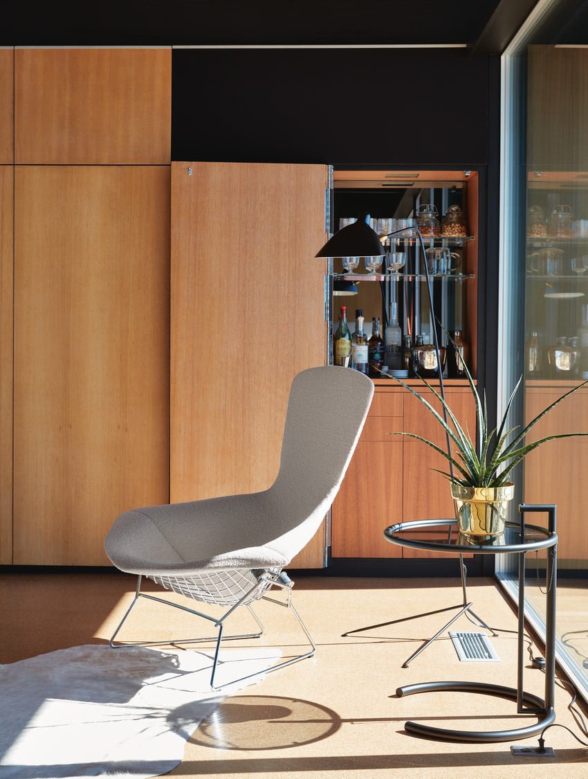 "Stilren svart gulvlampe med skulpturelle linjer og tre justerbare armer, ideell for moderne interiørdesign."