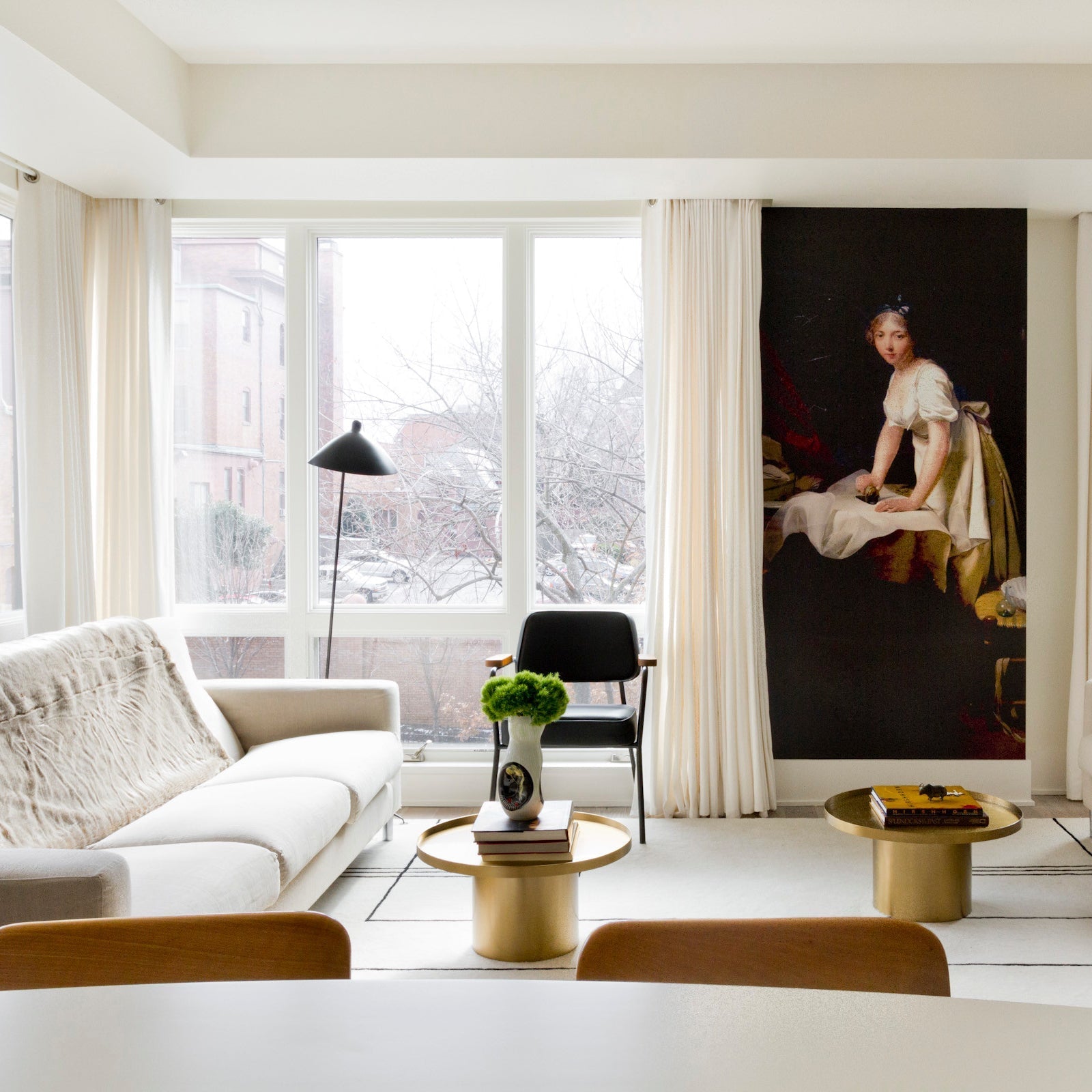 "Stilren svart gulvlampe med skulpturelle linjer og tre justerbare armer, ideell for moderne interiørdesign."