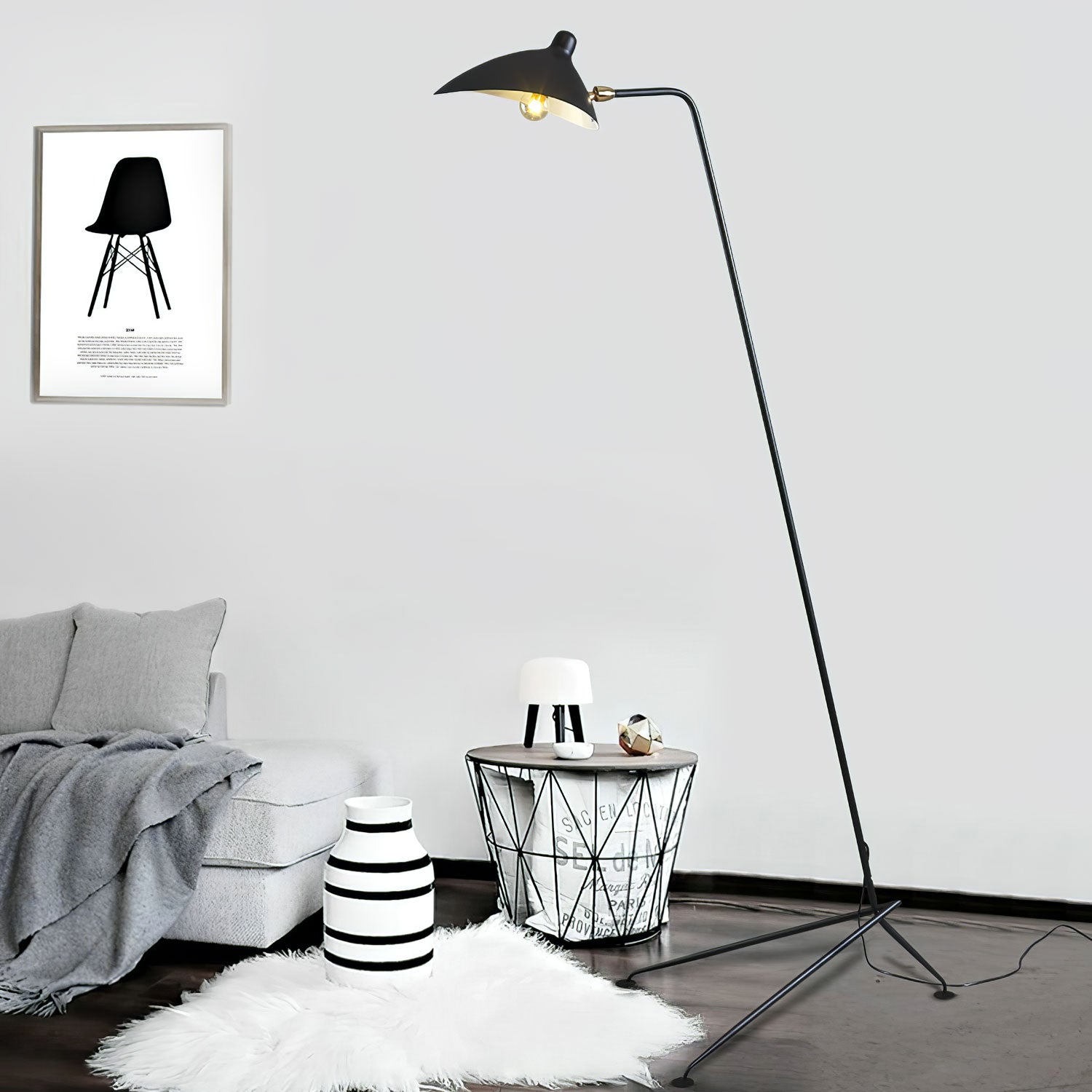 "Stilren svart gulvlampe med skulpturelle linjer og tre justerbare armer, ideell for moderne interiørdesign."