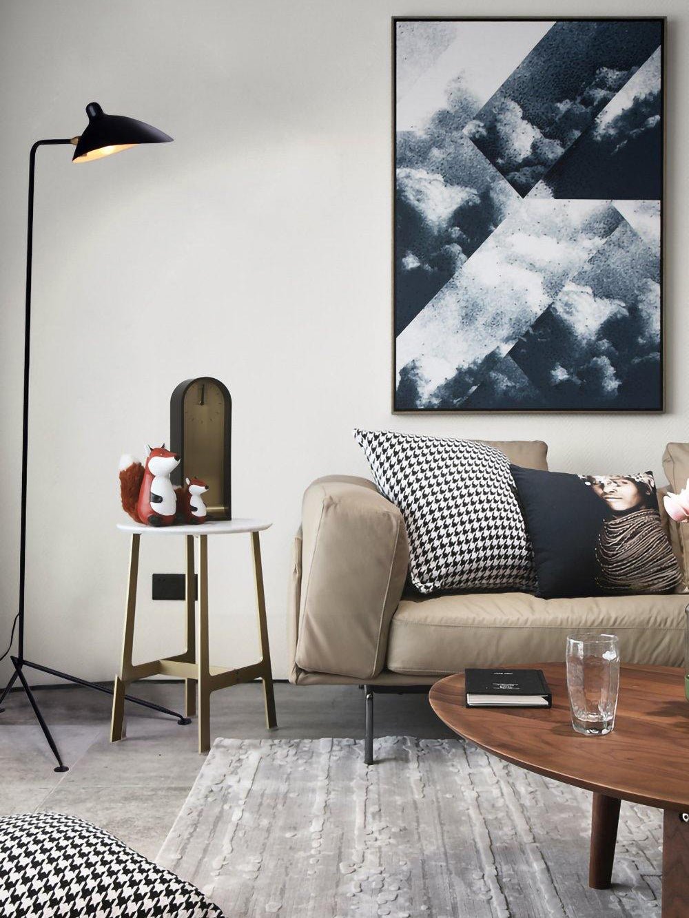 "Stilren svart gulvlampe med skulpturelle linjer og tre justerbare armer, ideell for moderne interiørdesign."