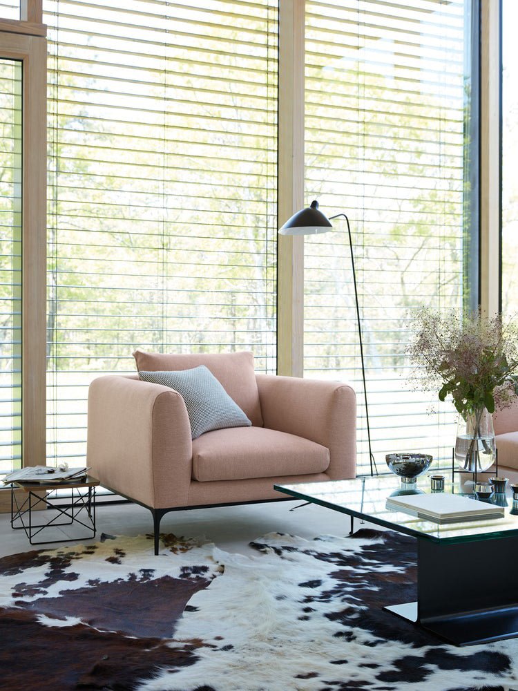 "Stilren svart gulvlampe med skulpturelle linjer og tre justerbare armer, ideell for moderne interiørdesign."