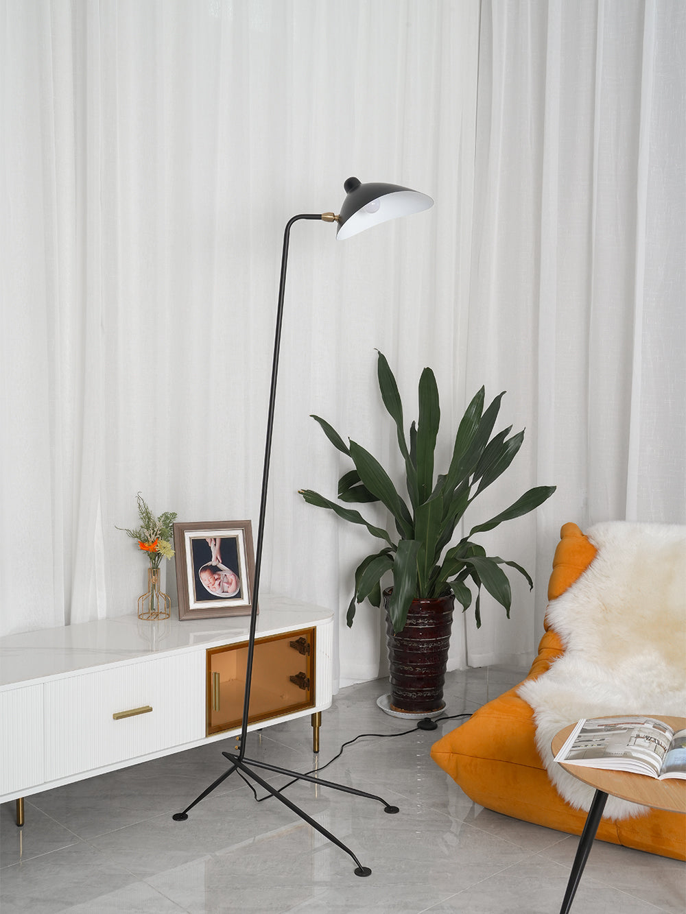 "Stilren svart gulvlampe med skulpturelle linjer og tre justerbare armer, ideell for moderne interiørdesign."