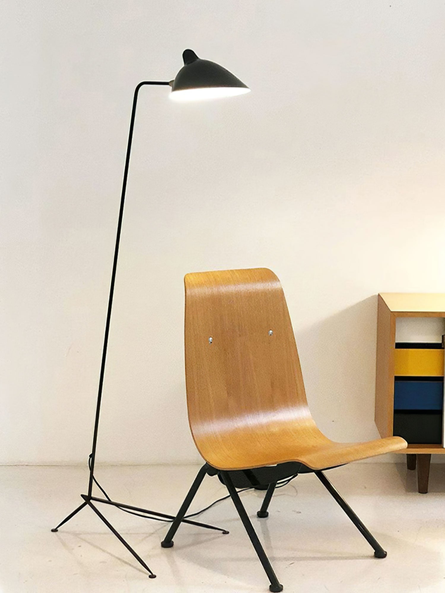 "Stilren svart gulvlampe med skulpturelle linjer og tre justerbare armer, ideell for moderne interiørdesign."