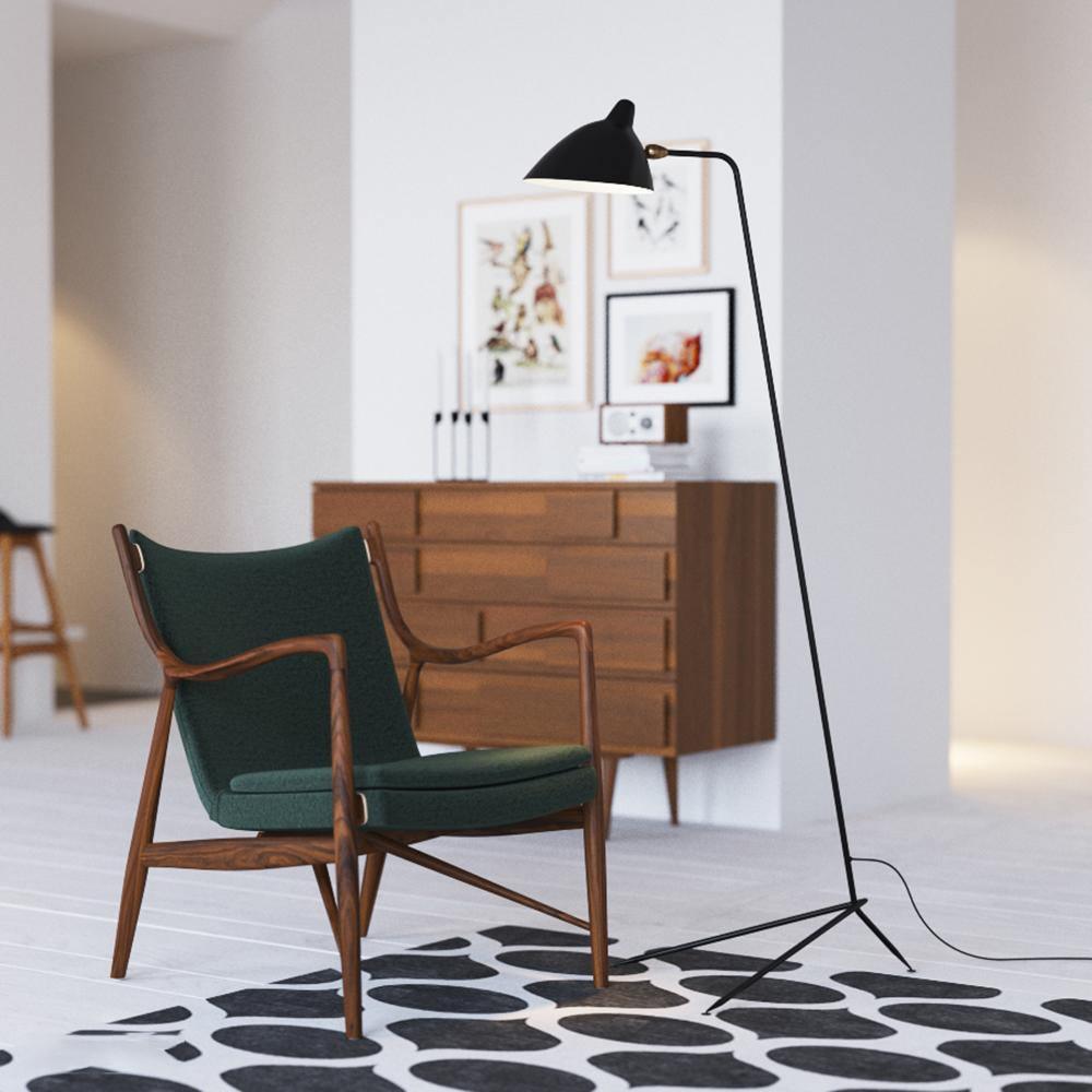 "Stilren svart gulvlampe med skulpturelle linjer og tre justerbare armer, ideell for moderne interiørdesign."