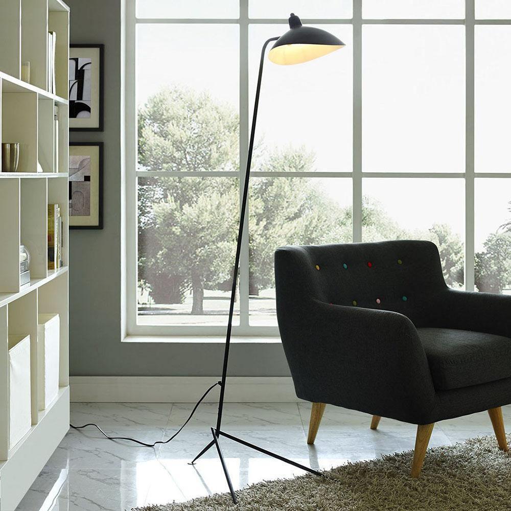 "Stilren svart gulvlampe med skulpturelle linjer og tre justerbare armer, ideell for moderne interiørdesign."
