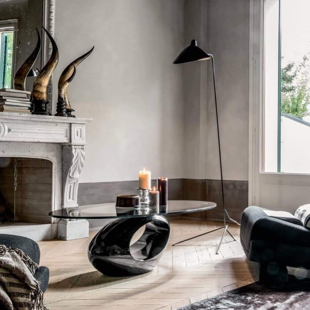 "Stilren svart gulvlampe med skulpturelle linjer og tre justerbare armer, ideell for moderne interiørdesign."