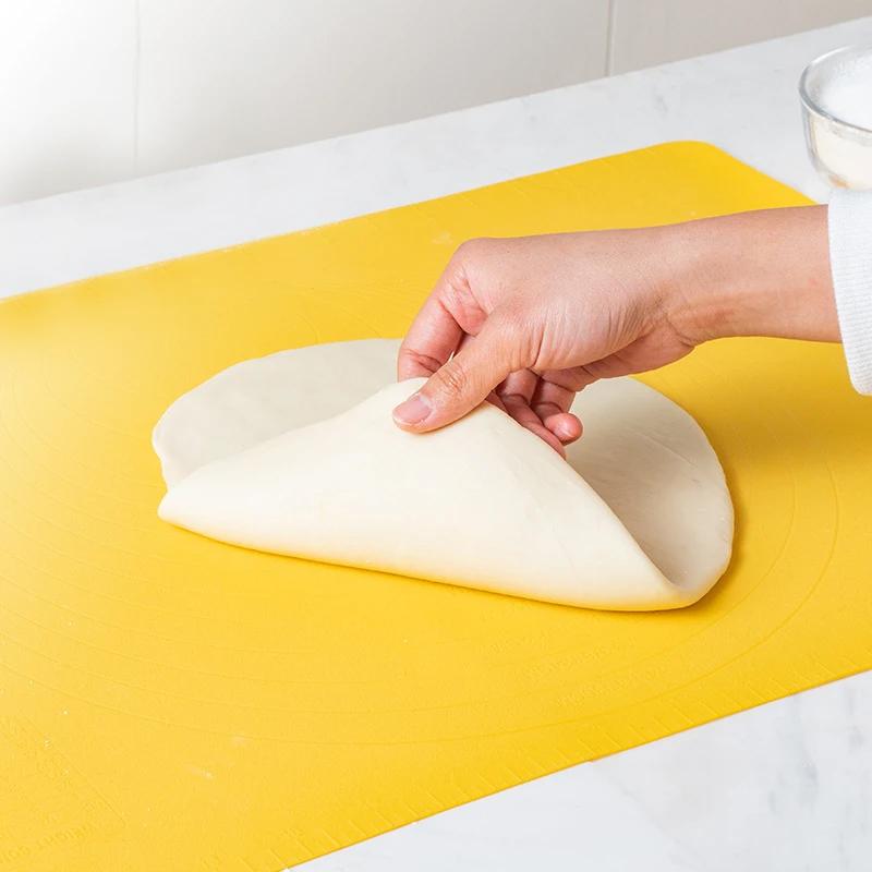"Stor, grønn silikonmatte for kjøkken, ideell for baking og rulling av deig, med non-stick overflate, 58x40cm."