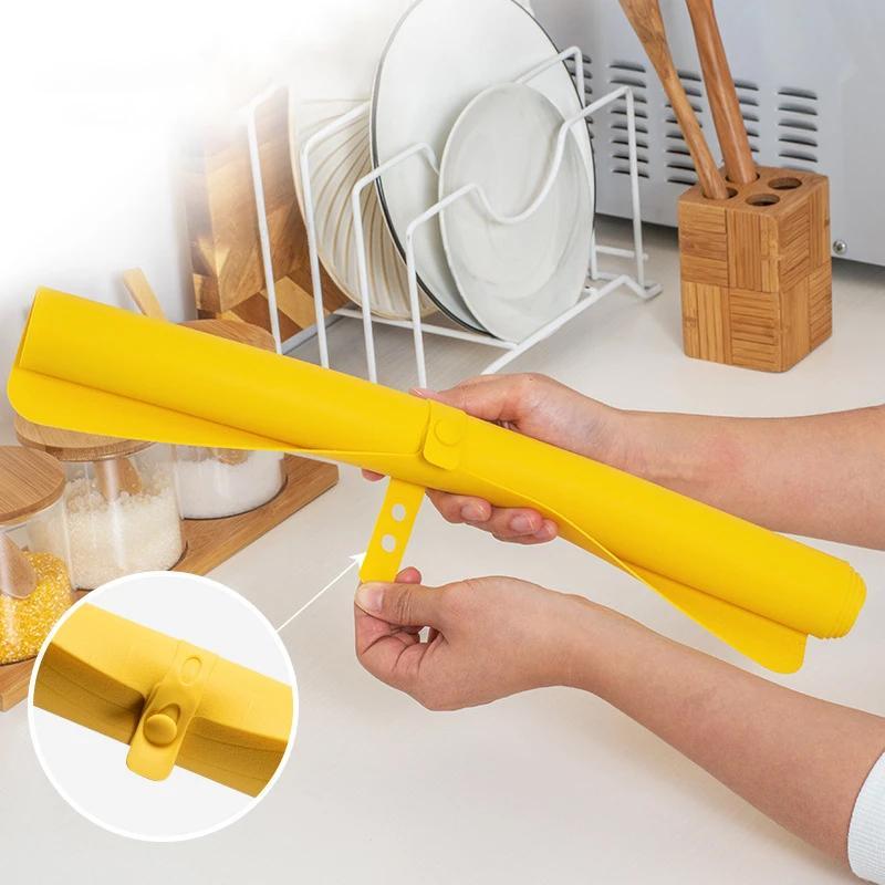 "Stor, grønn silikonmatte for kjøkken, ideell for baking og rulling av deig, med non-stick overflate, 58x40cm."