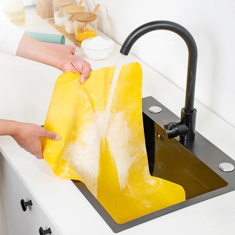 "Stor, grønn silikonmatte for kjøkken, ideell for baking og rulling av deig, med non-stick overflate, 58x40cm."