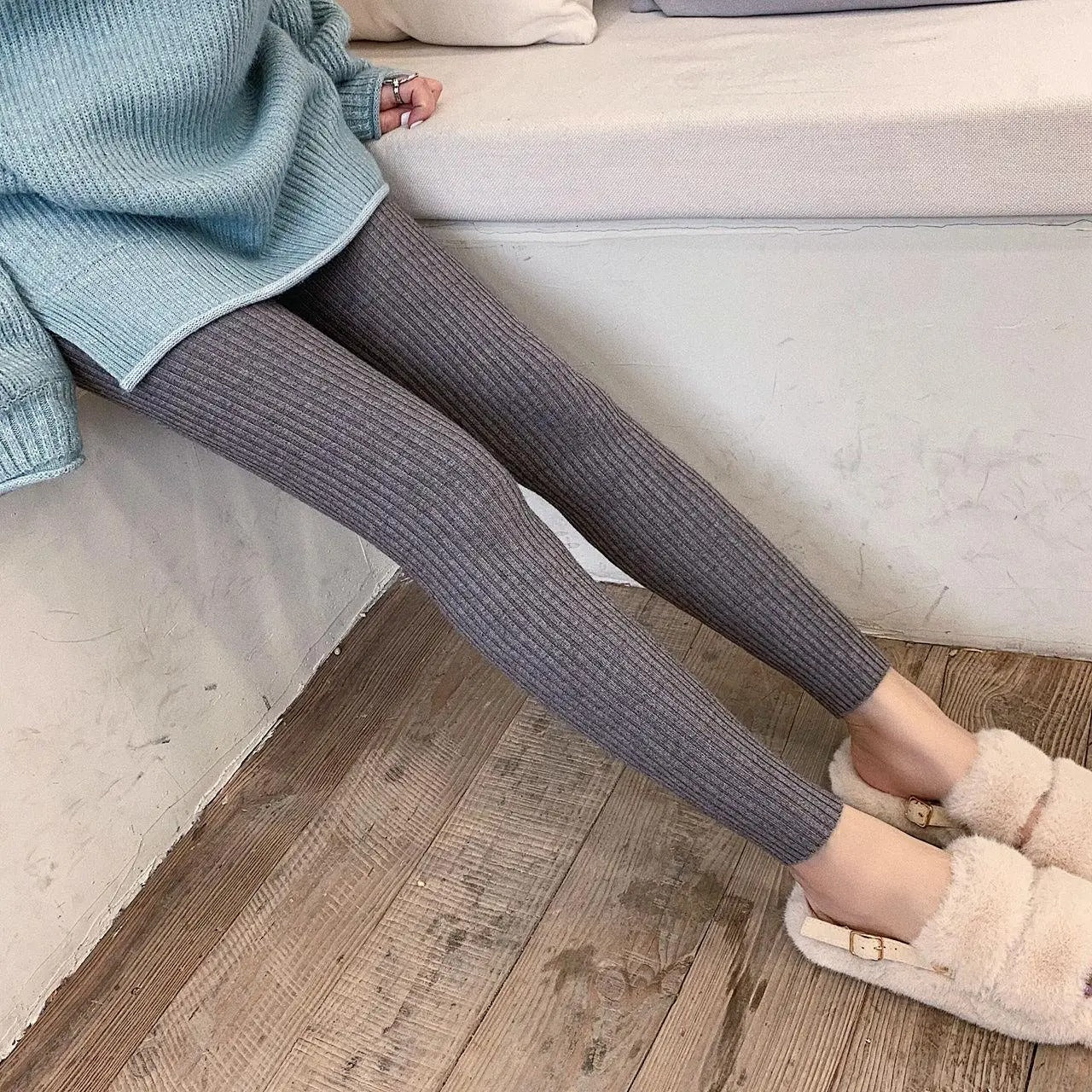 Grå ankellengde ribbeleggings for damer. Komfortable, strikkede og stilige fritidsleggings.
