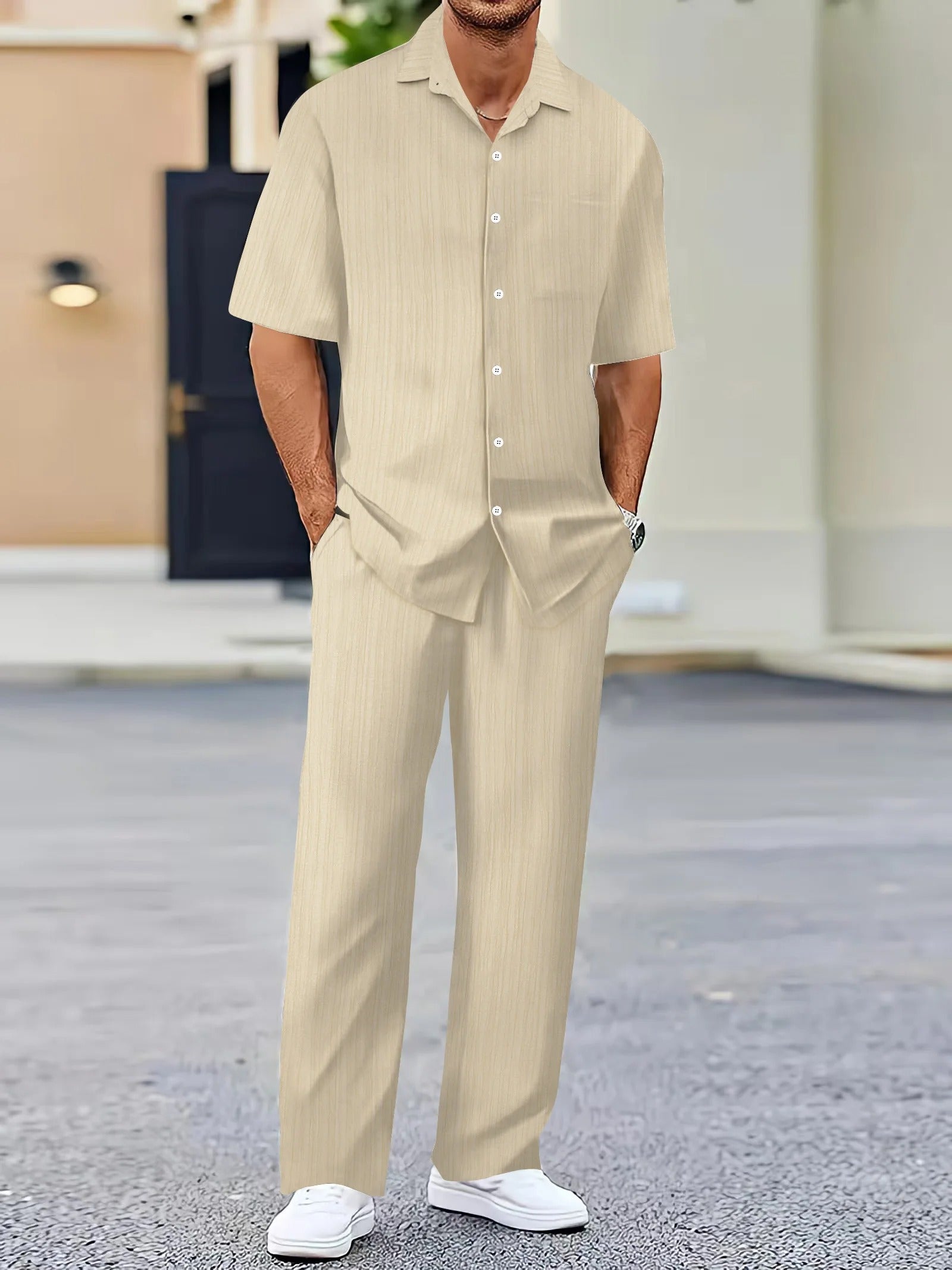 Herresett: Langermet stripet skjorte og matchende bukser, perfekt for en casual sommerlook.