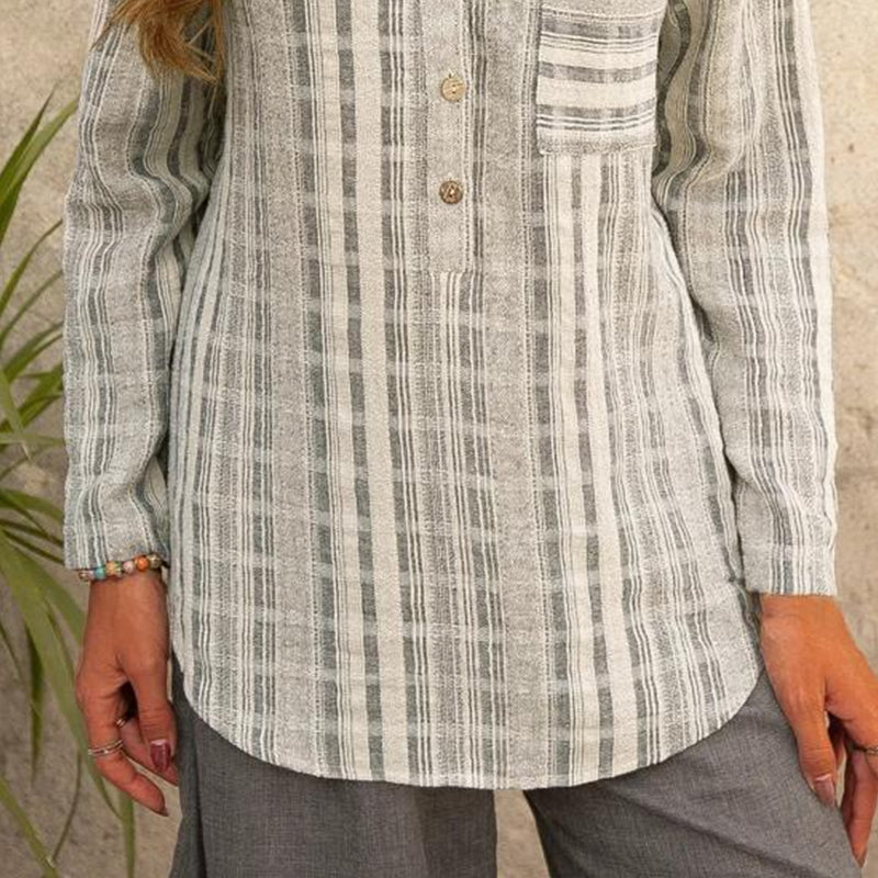 "Stripete langermet bluse med V-hals, uformelt design, viser horisontale striper og lange ermer, perfekt for vår/høst."