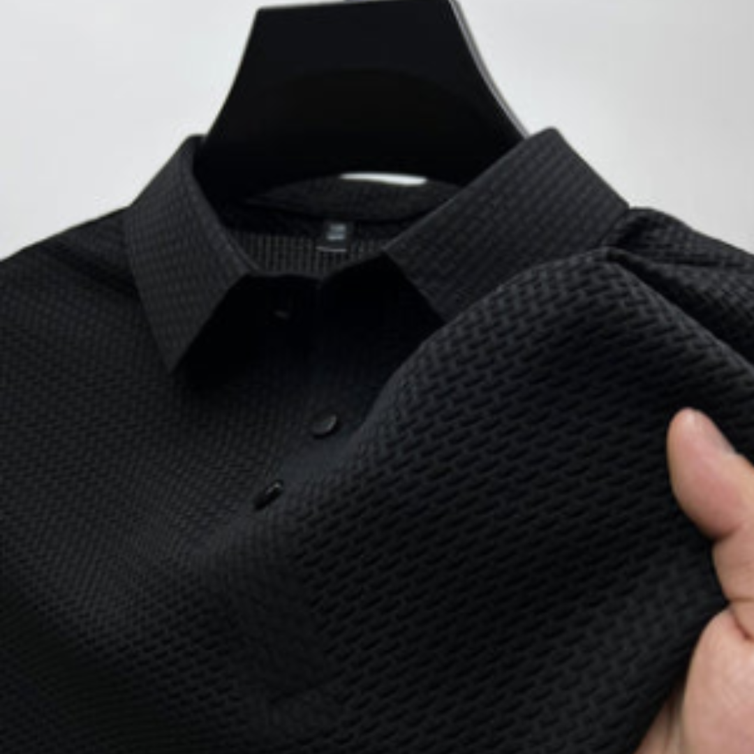 Mann iført strukturert herre polo, viser moderne casual stil og komfortabel passform.