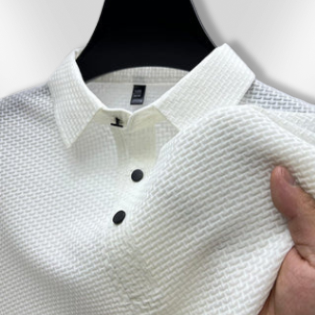 Klassisk herre polo med tidløst design, perfekt for et elegant herreklær antrekk.