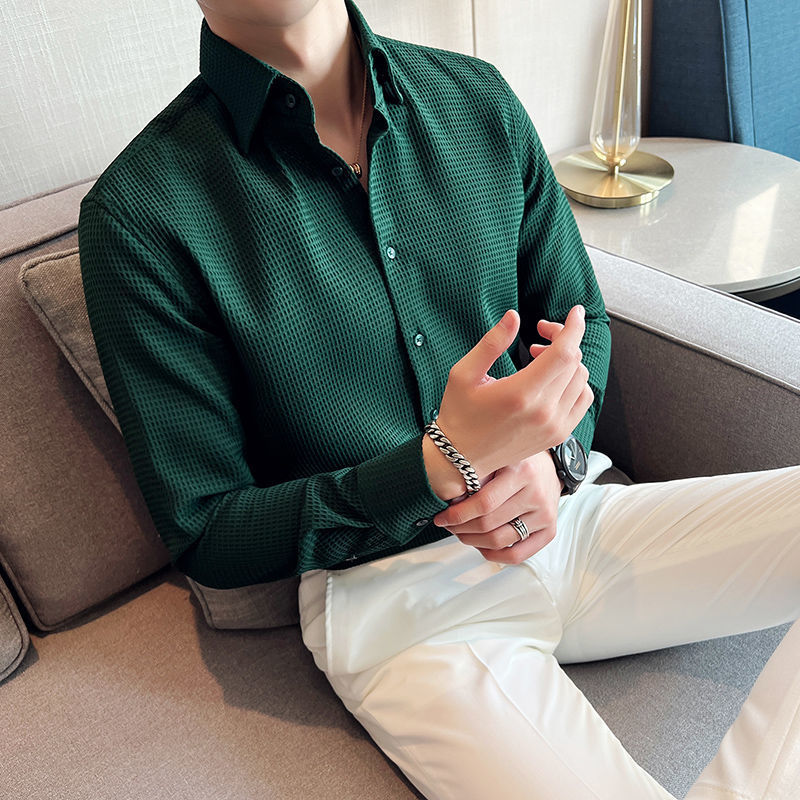 Elegant strukturert herreskjorte i behagelig polyester. En klassisk knappeskjorte for både jobb og fritid.