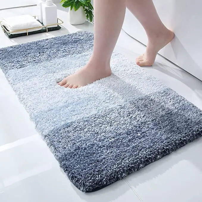 Blå anti-skli dusjmatte i mikrofiber, fotvennlig og maskinvaskbar for moderne bad.