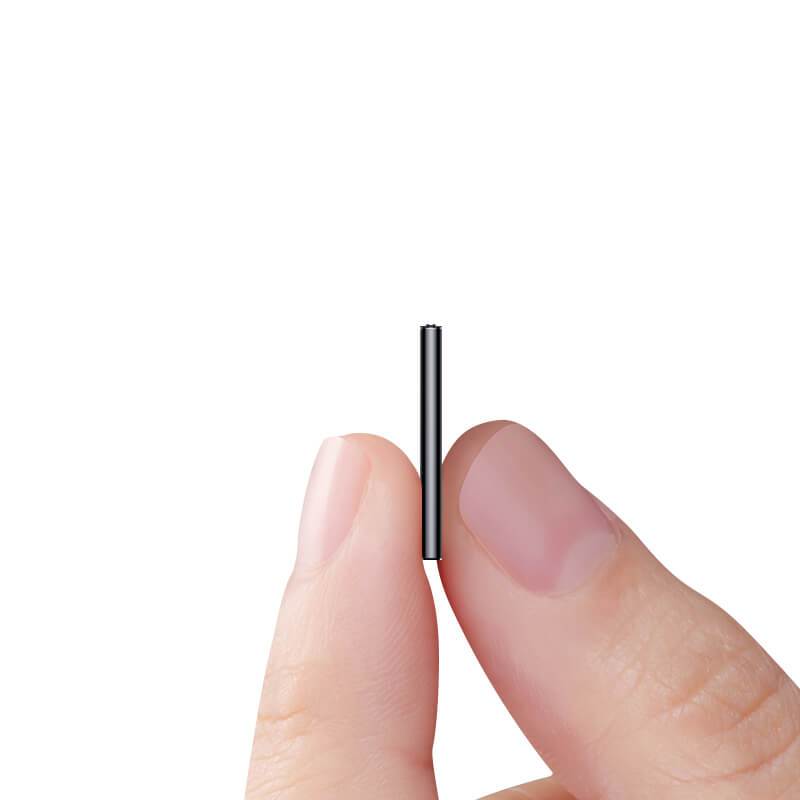 Nærbilde av sort mini stemmeopptaker 64GB som viser funksjonelle knapper og elegant matt overflate.