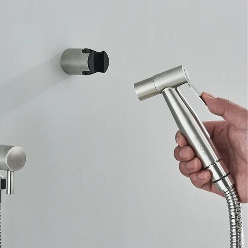 Enkel montering av stilren grå bidet hånddusj; moderne løsning for baderomshygienen.