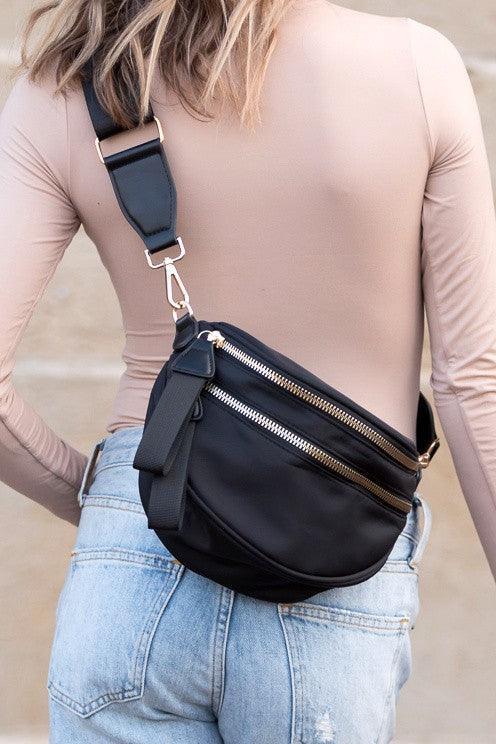 Organisert grå crossbody veske, allsidig design med dobbel glidelås for enkel tilgang til eiendeler.