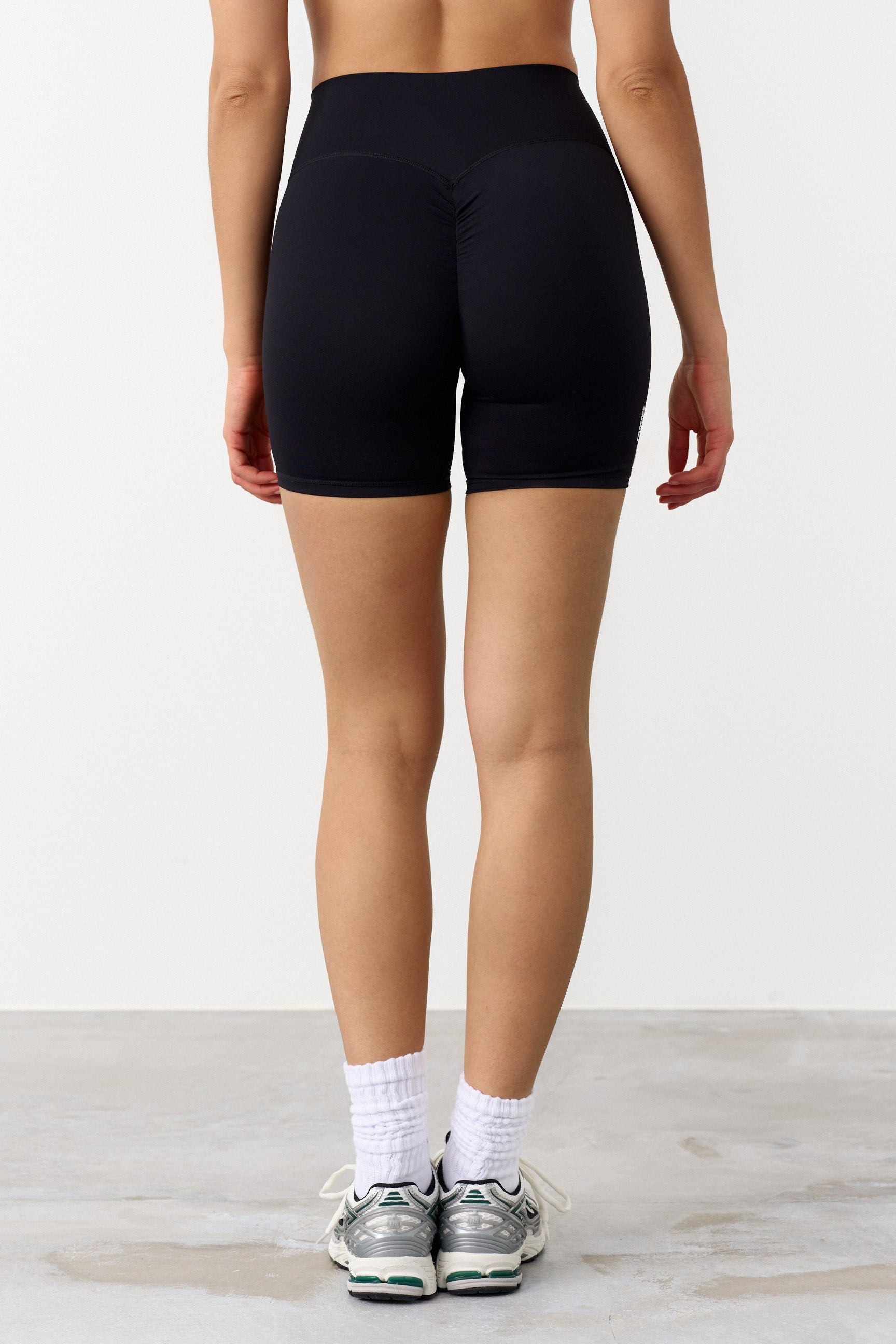 "Svart høylivs treningsshorts med scrunch-effekt, flatterende form og fukttransporterende stoff for komfort"