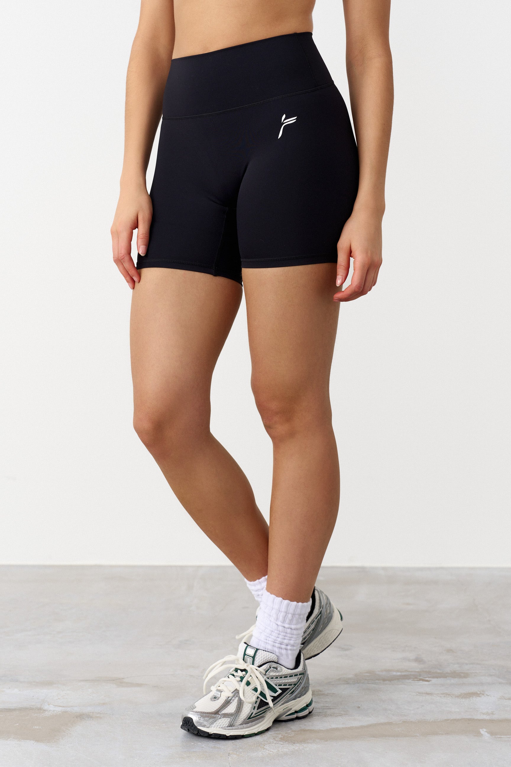 "Svart høylivs treningsshorts med scrunch-effekt, flatterende form og fukttransporterende stoff for komfort"