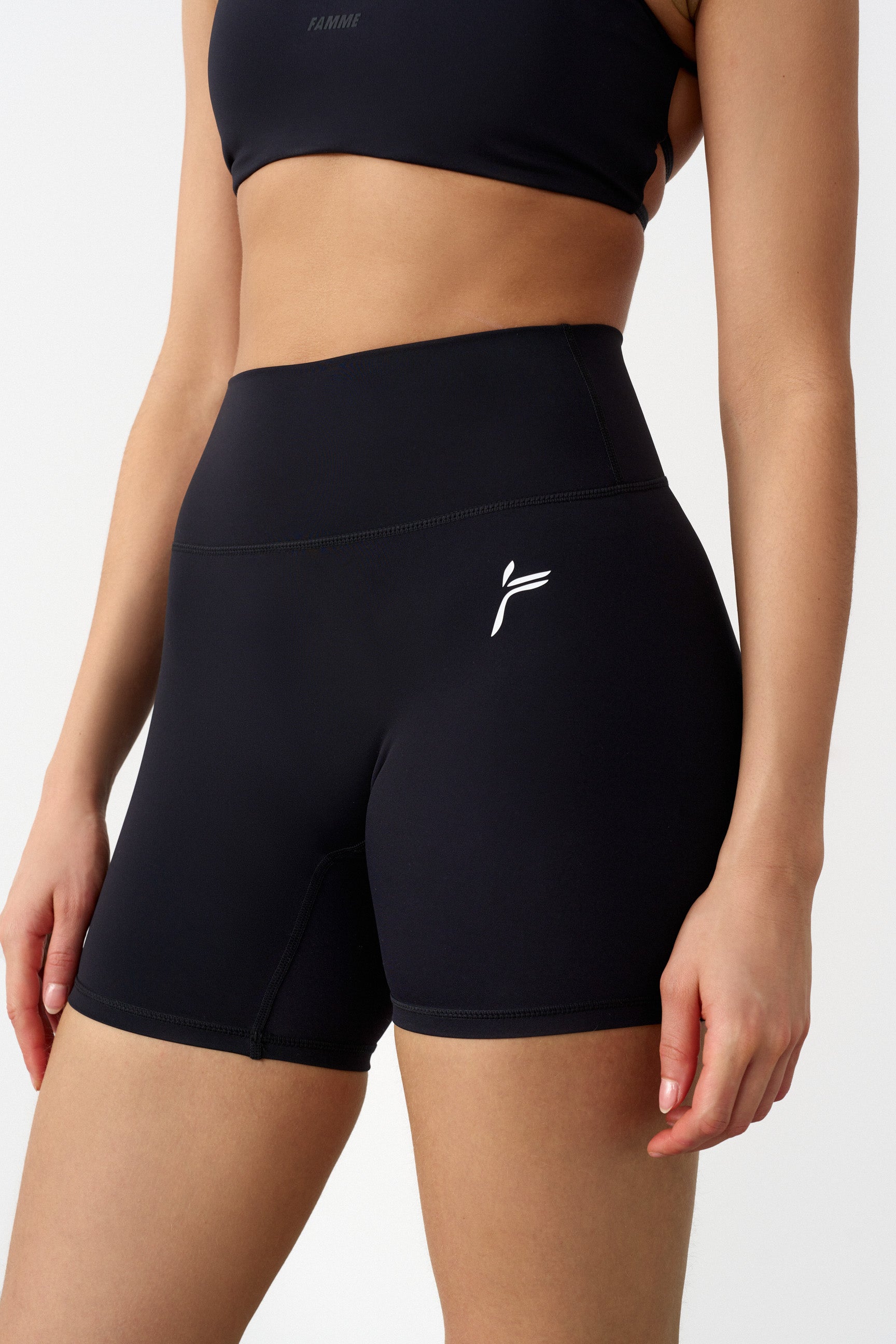 "Svart høylivs treningsshorts med scrunch-effekt, flatterende form og fukttransporterende stoff for komfort"