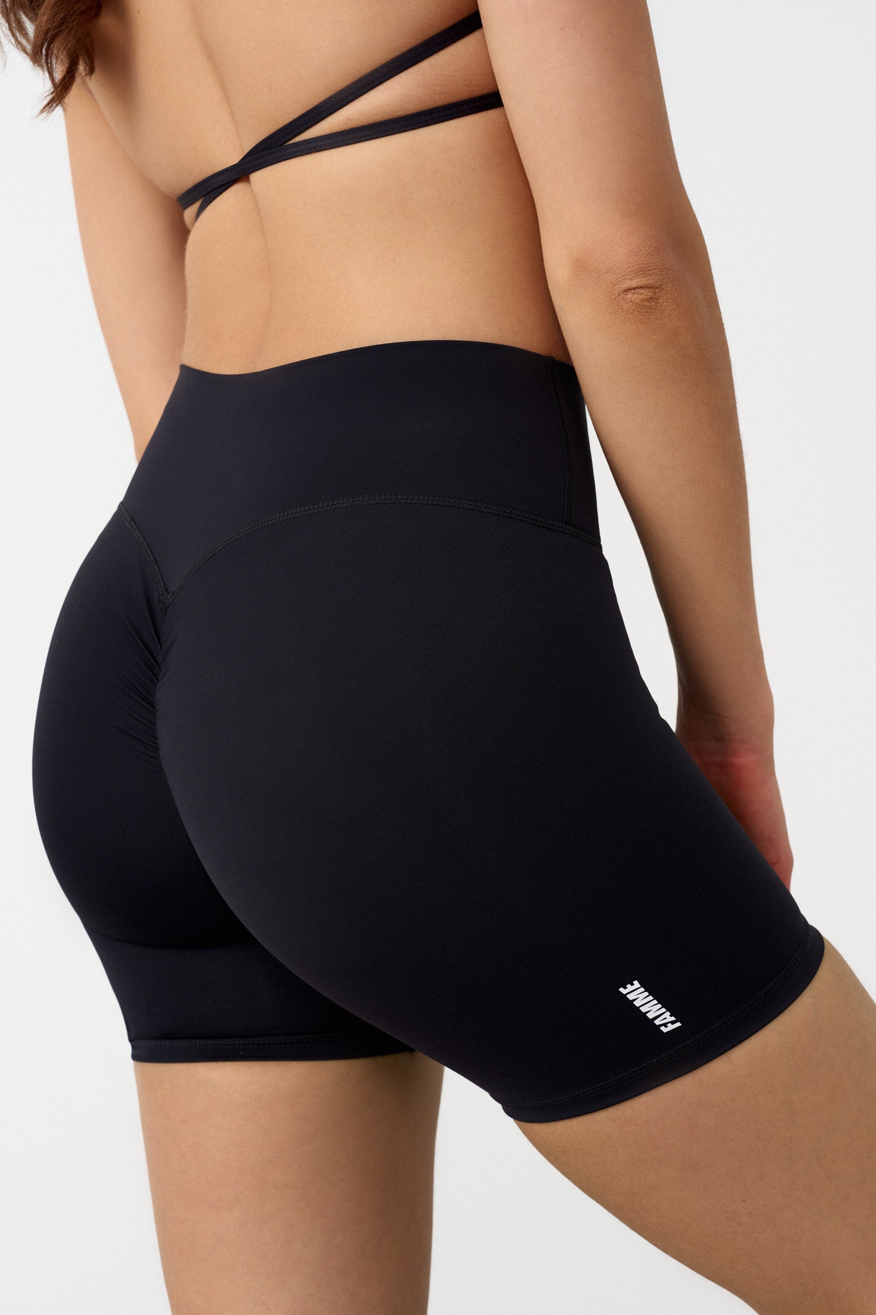"Svart høylivs treningsshorts med scrunch-effekt, flatterende form og fukttransporterende stoff for komfort"