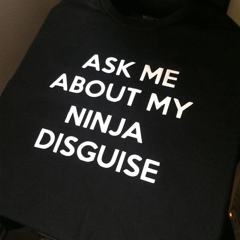 Svart Ninja Forkledning T-skjorte; humoristisk, forvandler til ninja-maske. Komfortabel bomull, tilgjengelig i variasjoner.