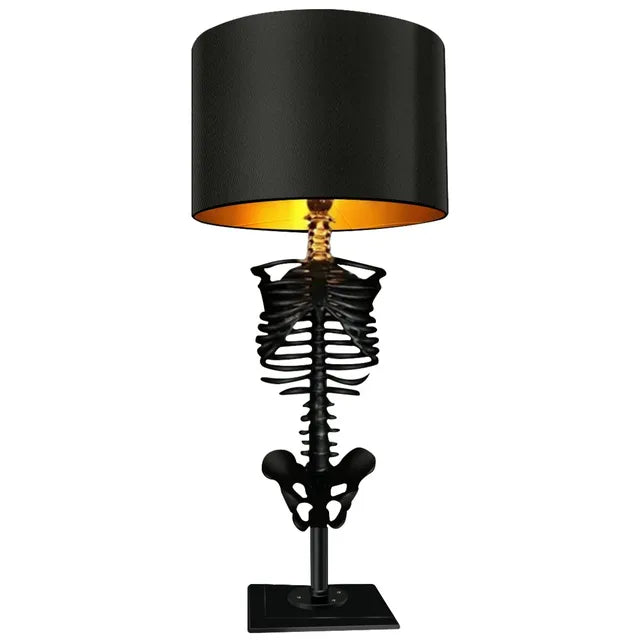 Svart oppladbar gotisk bordlampe med USB-lading for stemningsfull belysning i moderne interiør.