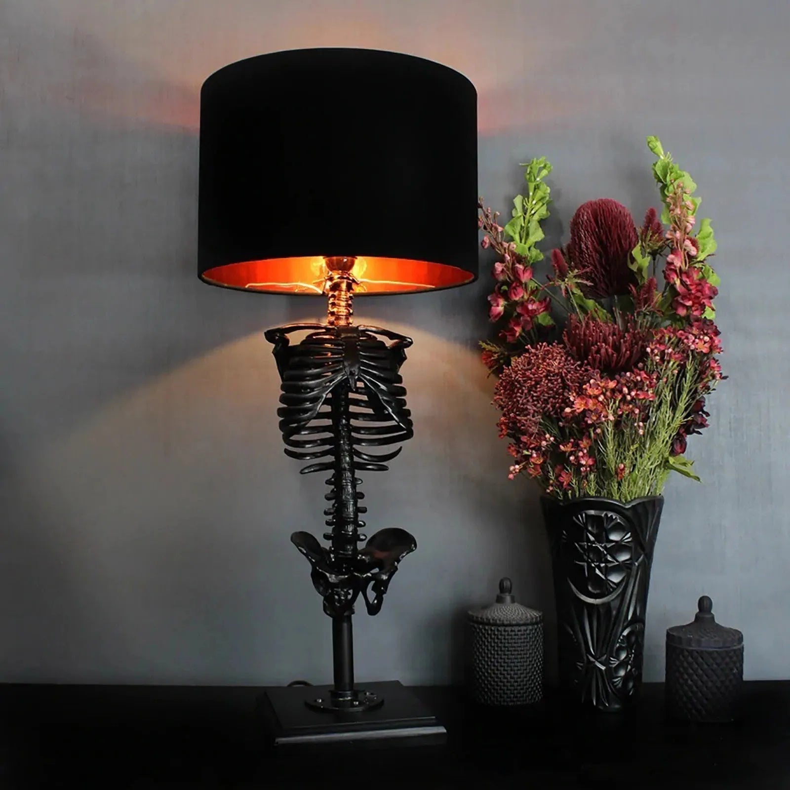 Elegant gotisk bordlampe, oppladbar, perfekt som blikkfang i stue eller soverom. Skaper unik stemning.