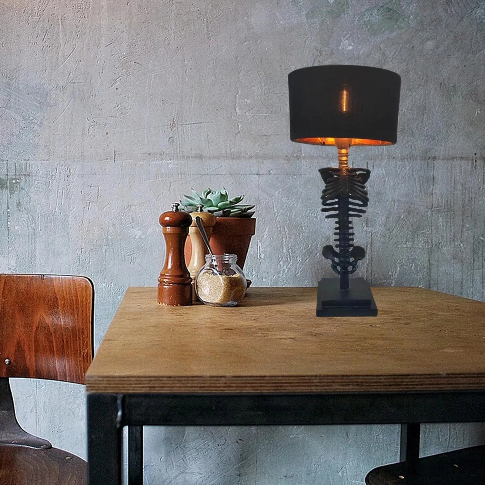 Gotisk design bordlampe. Oppladbar for stemningsfull belysning. Perfekt dekorasjon for et unikt interiør.
