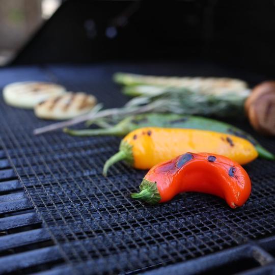"Svart premium grillmatte 40x33cm, varmebestandig og lett å rengjøre, beskytter mot mat som faller gjennom grillen."