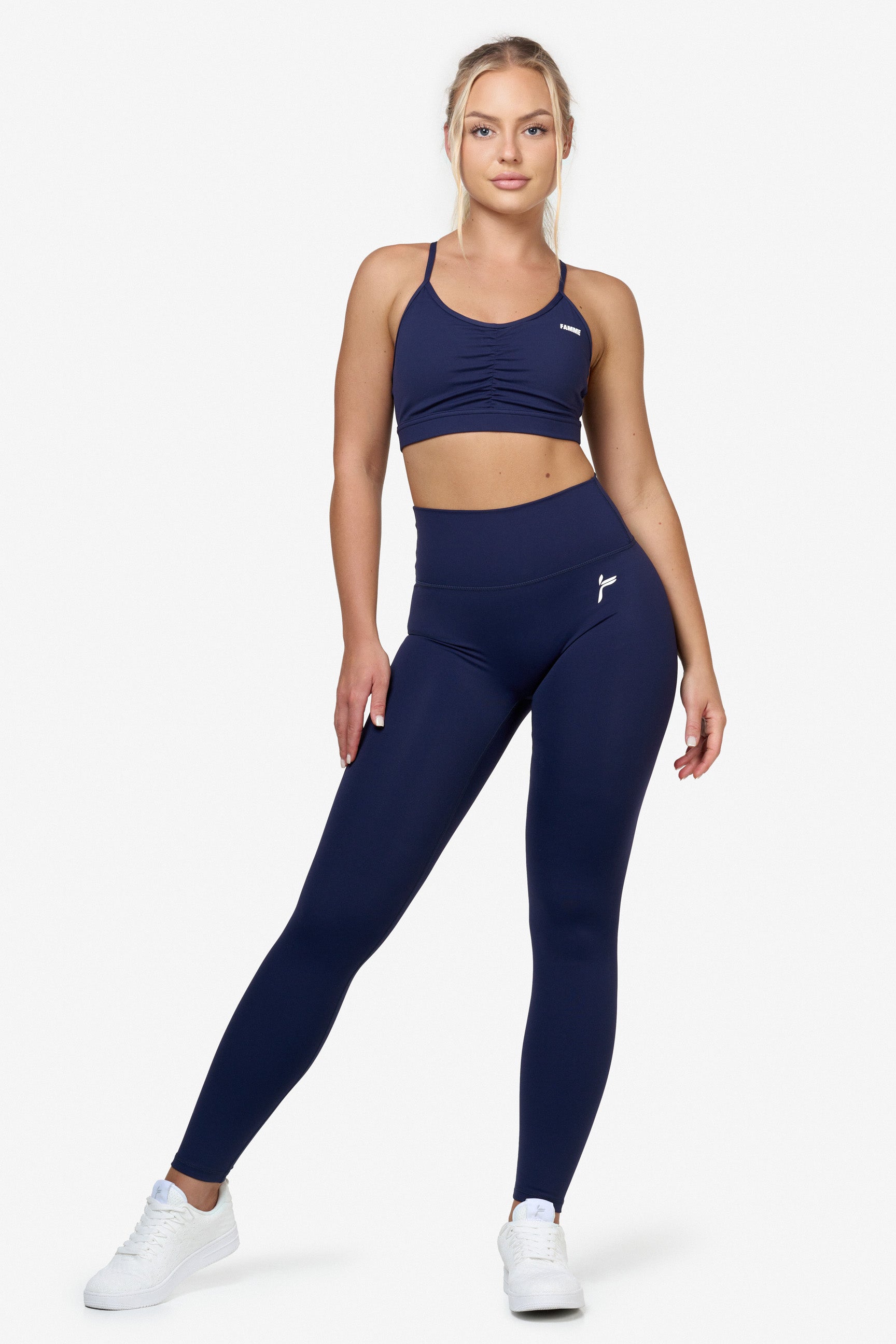 "Svart scrunch-effekt leggings med høyt liv for optimal passform og komfort under trening, sett på modell."