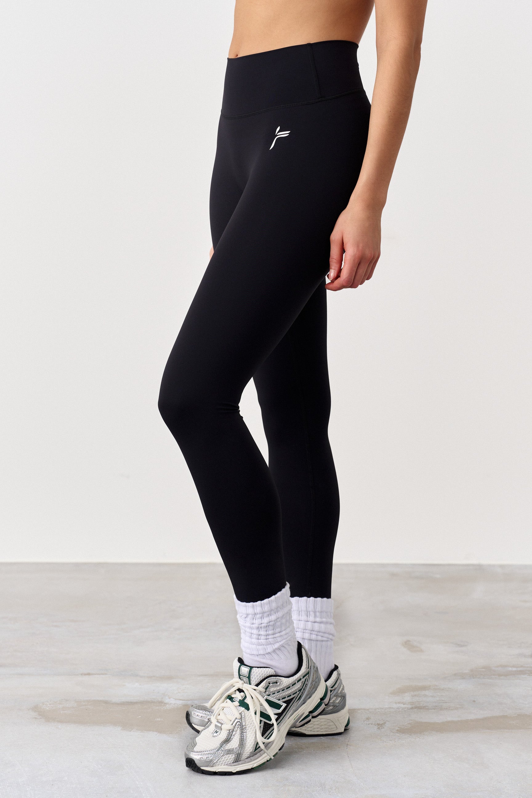"Svart scrunch-effekt leggings med høyt liv for optimal passform og komfort under trening, sett på modell."