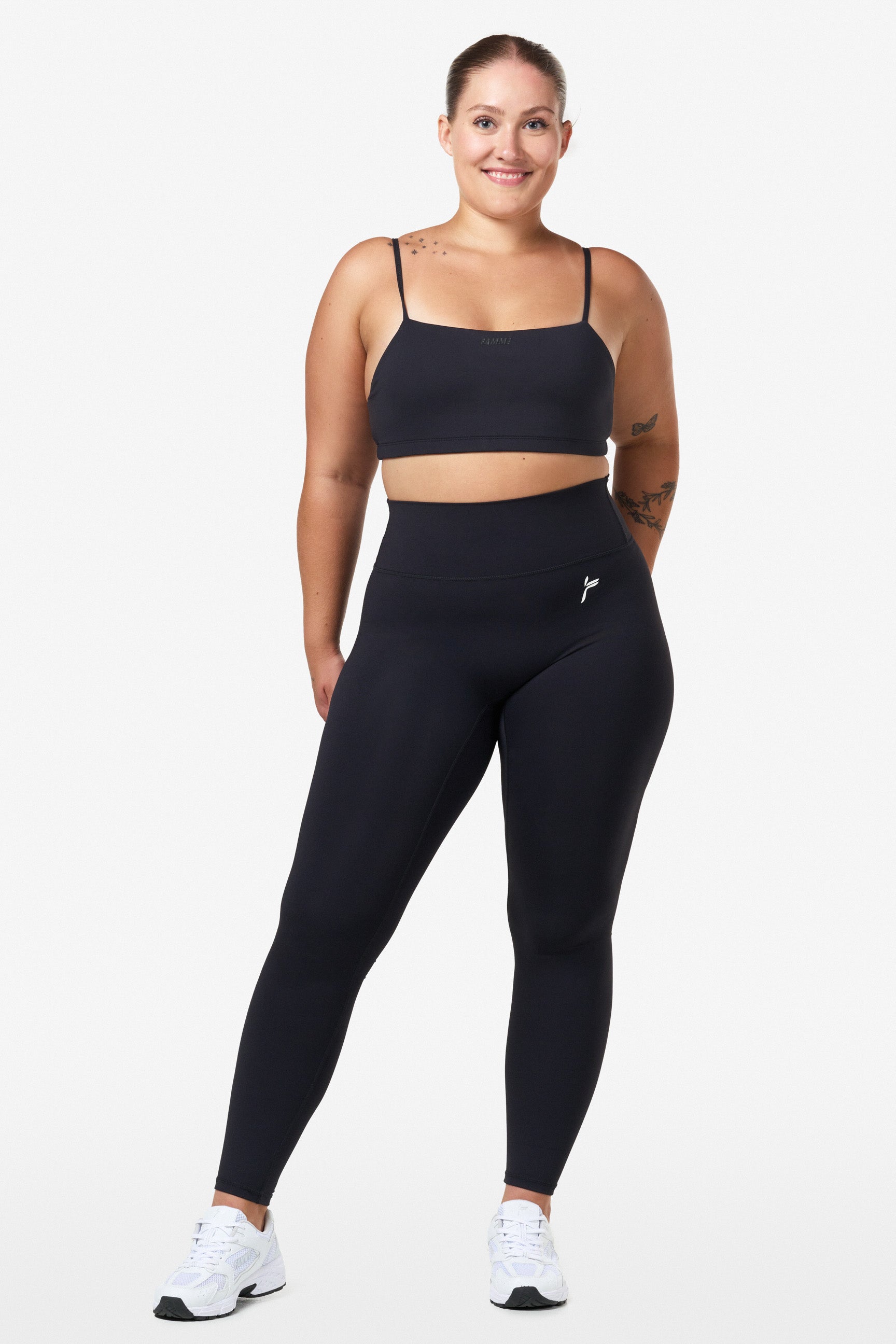 "Svart scrunch-effekt leggings med høyt liv for optimal passform og komfort under trening, sett på modell."