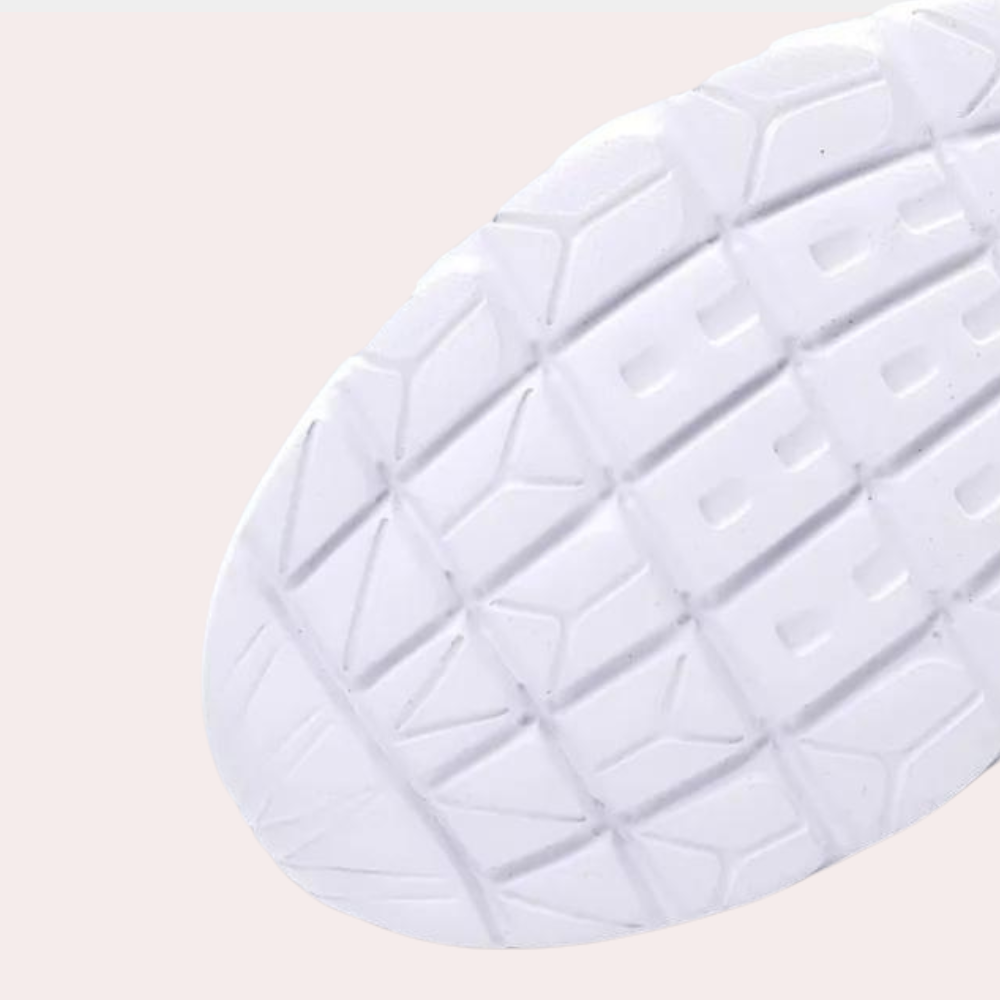 "Svart slip-on herresko med pustende netting og hvit såle. Komfortabel og slitesterk for daglig bruk."
