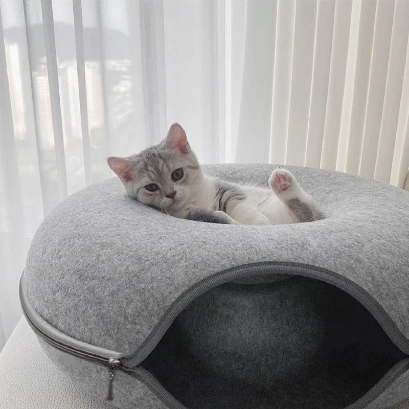 Koselig katte tunnel i smultringdesign. Trygg og privat gjemmested for katt, ideell for lek og dyp hvile.
