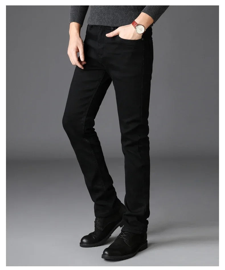 Svarte stretchjeans for menn i slimfit, med bikerdetaljer for en moderne motestil.