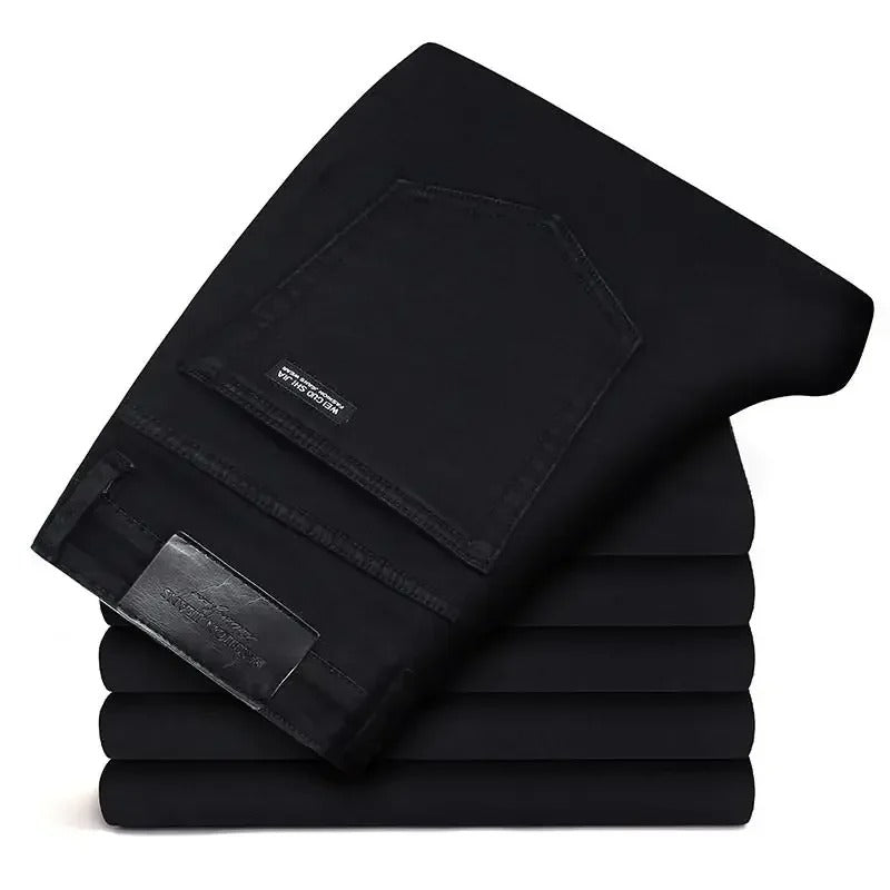 Moteriktige svarte herrejeans med stretch og slimfit passform. Perfekte for streetwear.