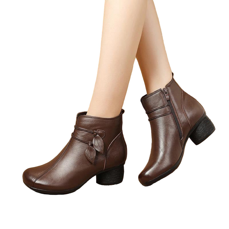 Svarte damestøvler med glidelås og trendy chunky hæl for høst og vinter. Komfortable og stilfulle kvinneboots.
